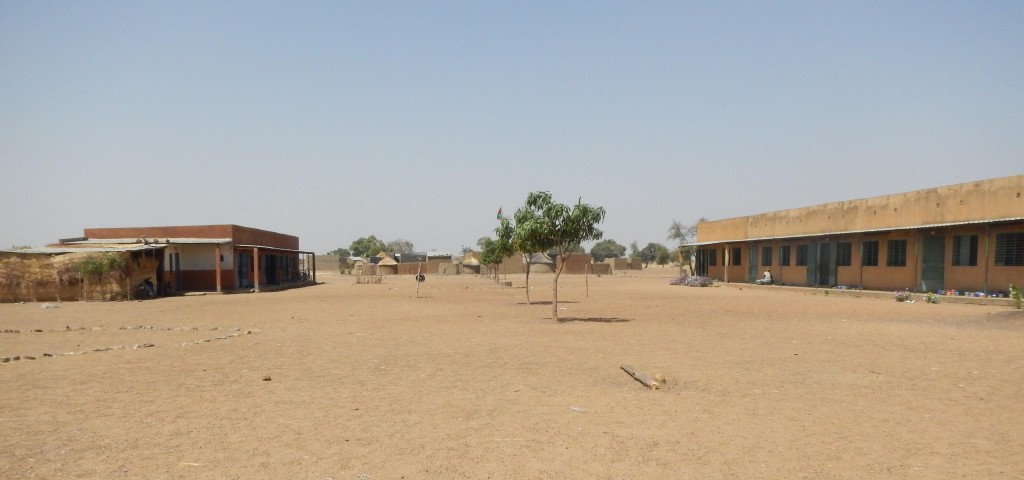 Les deux bâtiments de l'école de Bangou